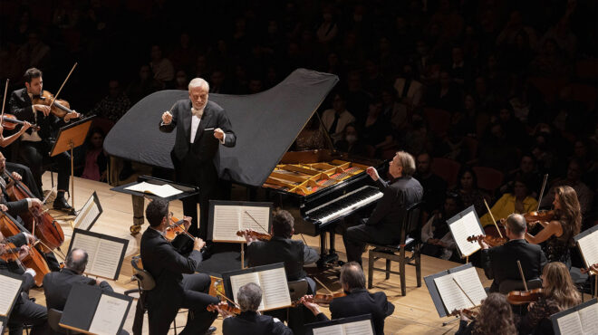 ενας-κλασικός-μαέστρος-κι-ένας-πολύ-562866004