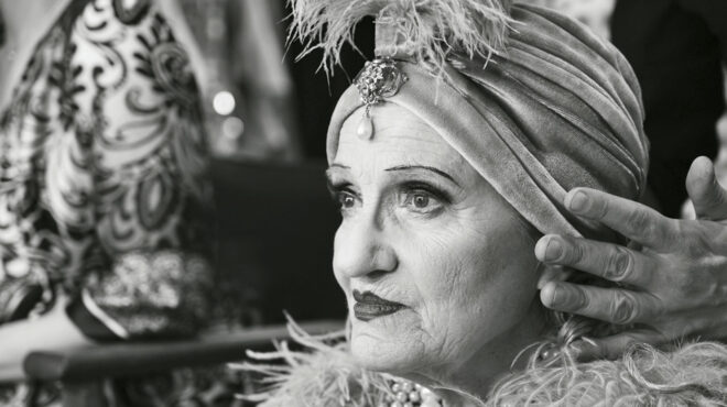 γέλιο-με-προξενιό-μιας-κάποιας-ηλικία-562875628