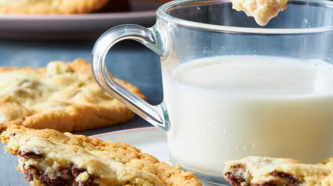 chocolate-chip-cookies-562866175