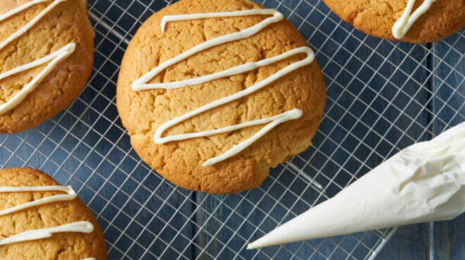 cookies-βανίλιας-με-λευκό-γλάσο-562868377