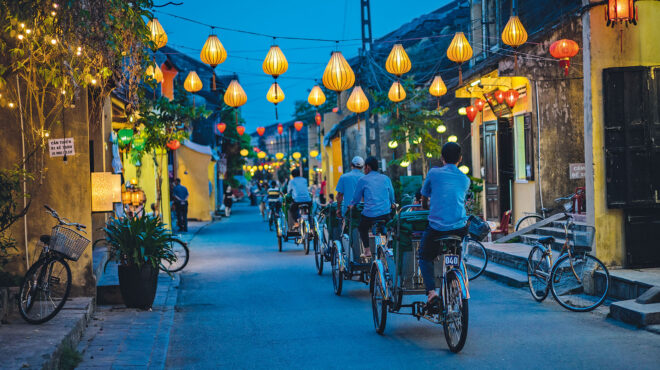 μια-οικογένεια-στη-βάρκα-της-ελπίδας-562875661