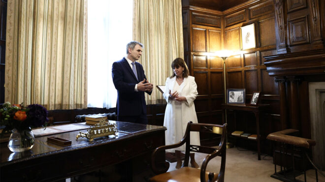 η-πρόεδρος-και-η-έκθεση-στο-γραφείο-του-562865761