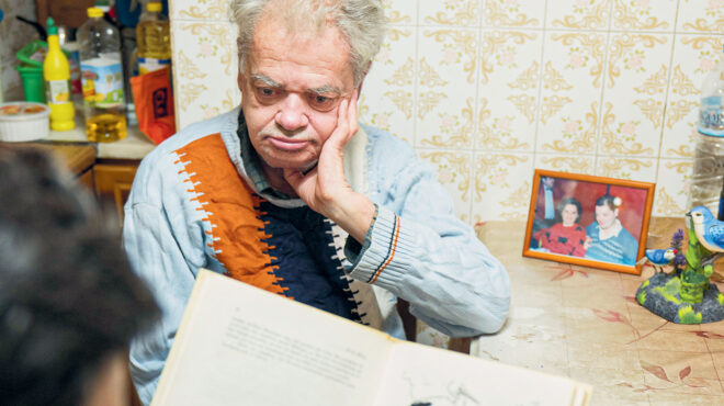 εθελοντές-αναγνώστες-κατά-της-μοναξι-562892689