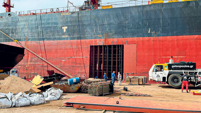 στο-πλοίο-που-χτύπησαν-οι-χούθι-καπε-562880626