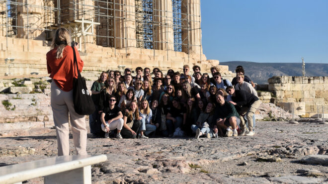 εντός-και-εκτός-με-το-βλέμμα-στα-δυτικά-562868344