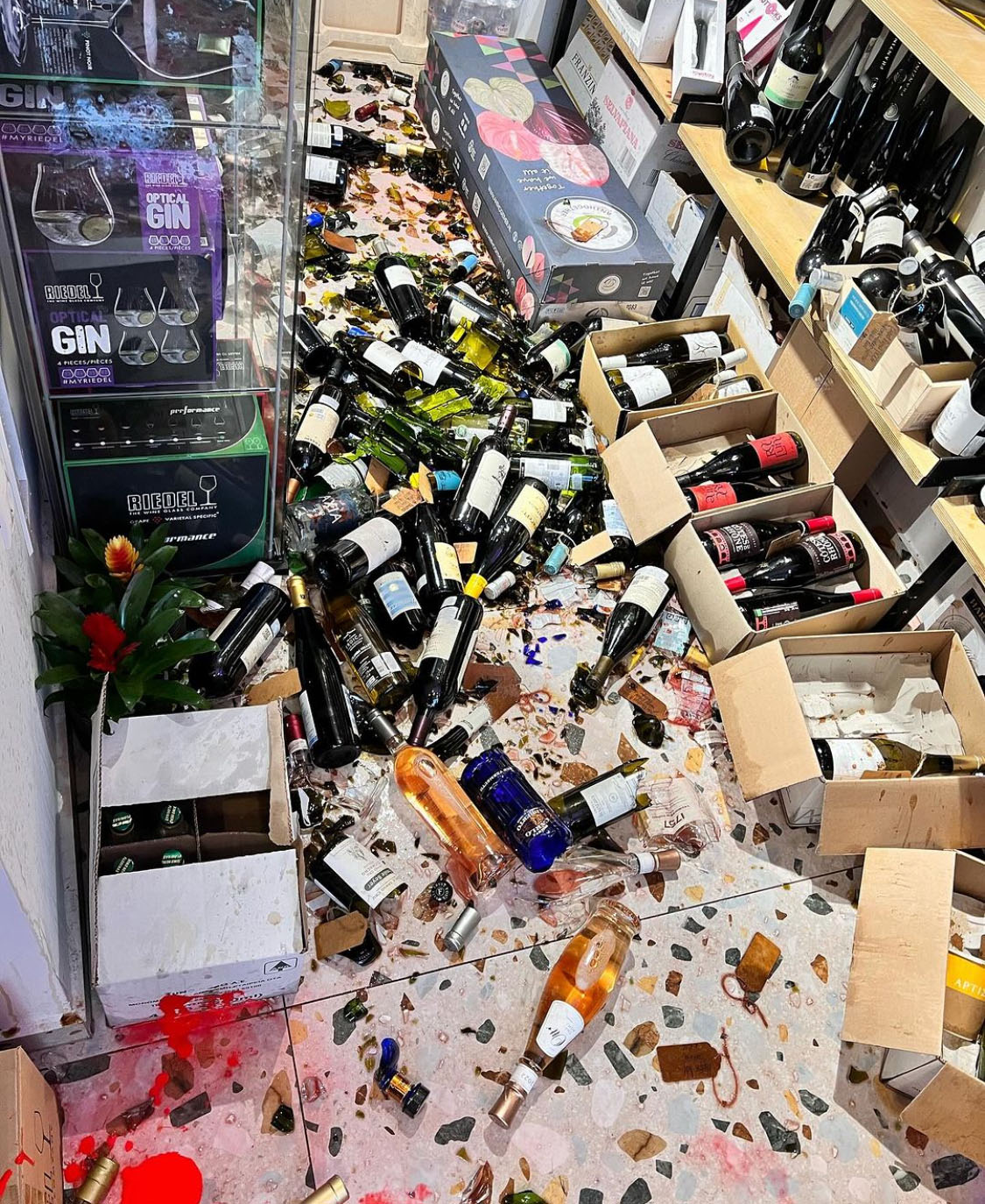 Polyamorous στην «Κ» για τον βανδαλισμό: «Εννοείται ότι θα μείνουμε στα Εξάρχεια»-2