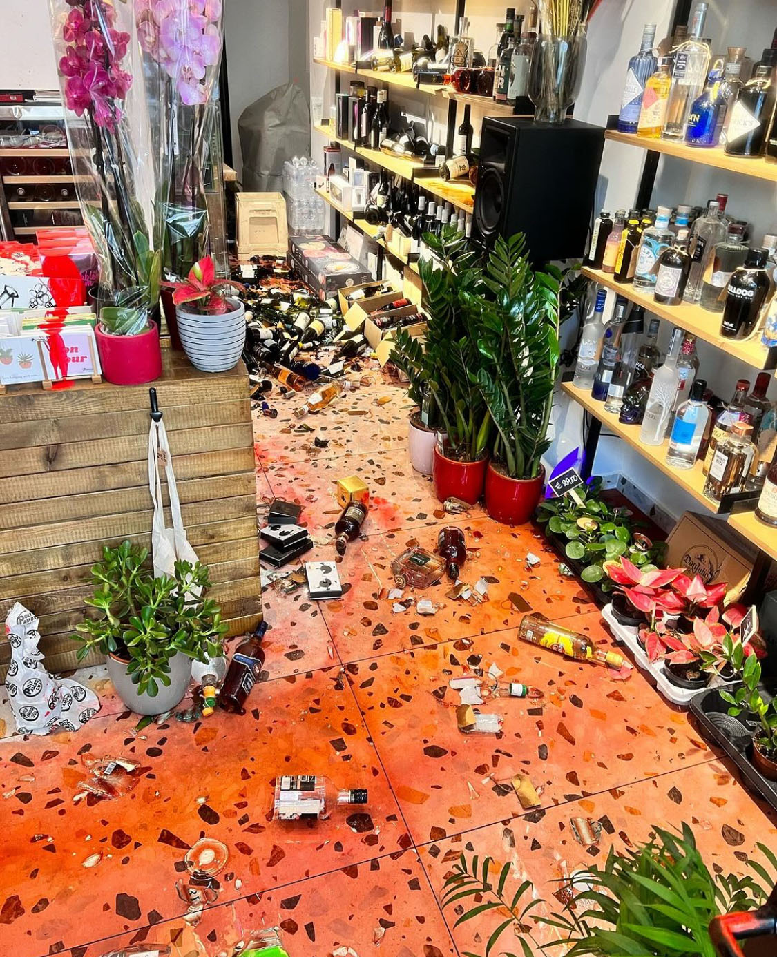 Polyamorous στην «Κ» για τον βανδαλισμό: «Εννοείται ότι θα μείνουμε στα Εξάρχεια»-3