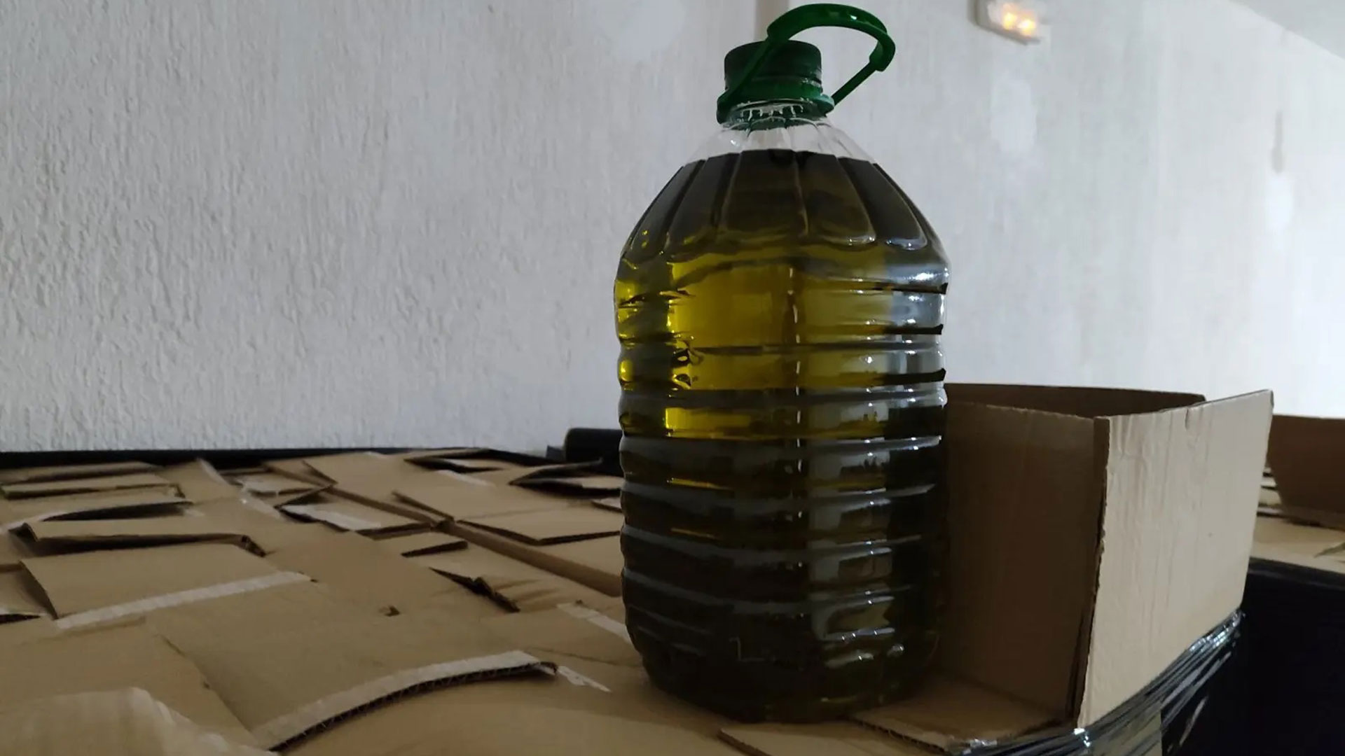ΕΛ.ΑΣ.: 48χρονος νόθευε ηλιέλαιο για να το διακινεί ως ελαιόλαδο-3