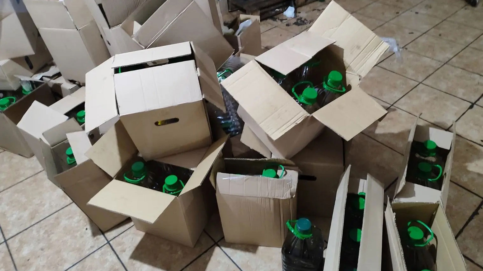 ΕΛ.ΑΣ.: 48χρονος νόθευε ηλιέλαιο για να το διακινεί ως ελαιόλαδο-2