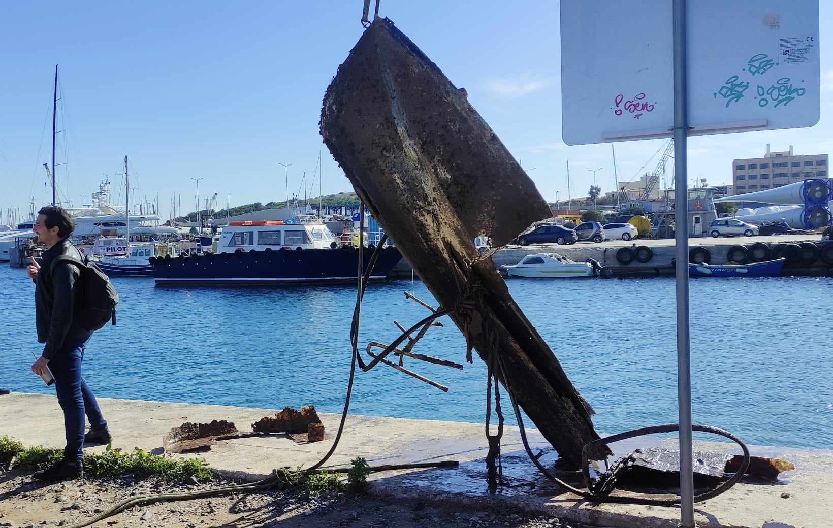 Κάλτσες, μαγιό και τραπέζια από σκουπίδια του ελληνικού βυθού-1