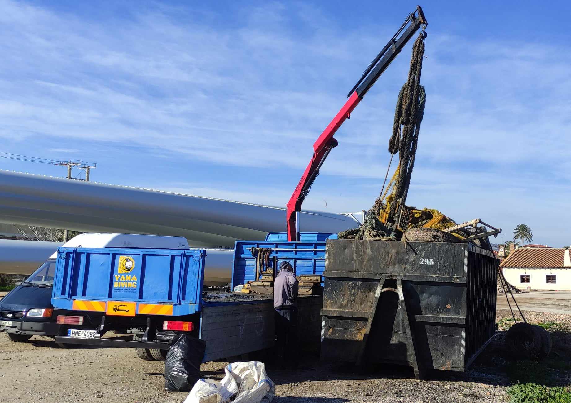 Κάλτσες, μαγιό και τραπέζια από σκουπίδια του ελληνικού βυθού-5