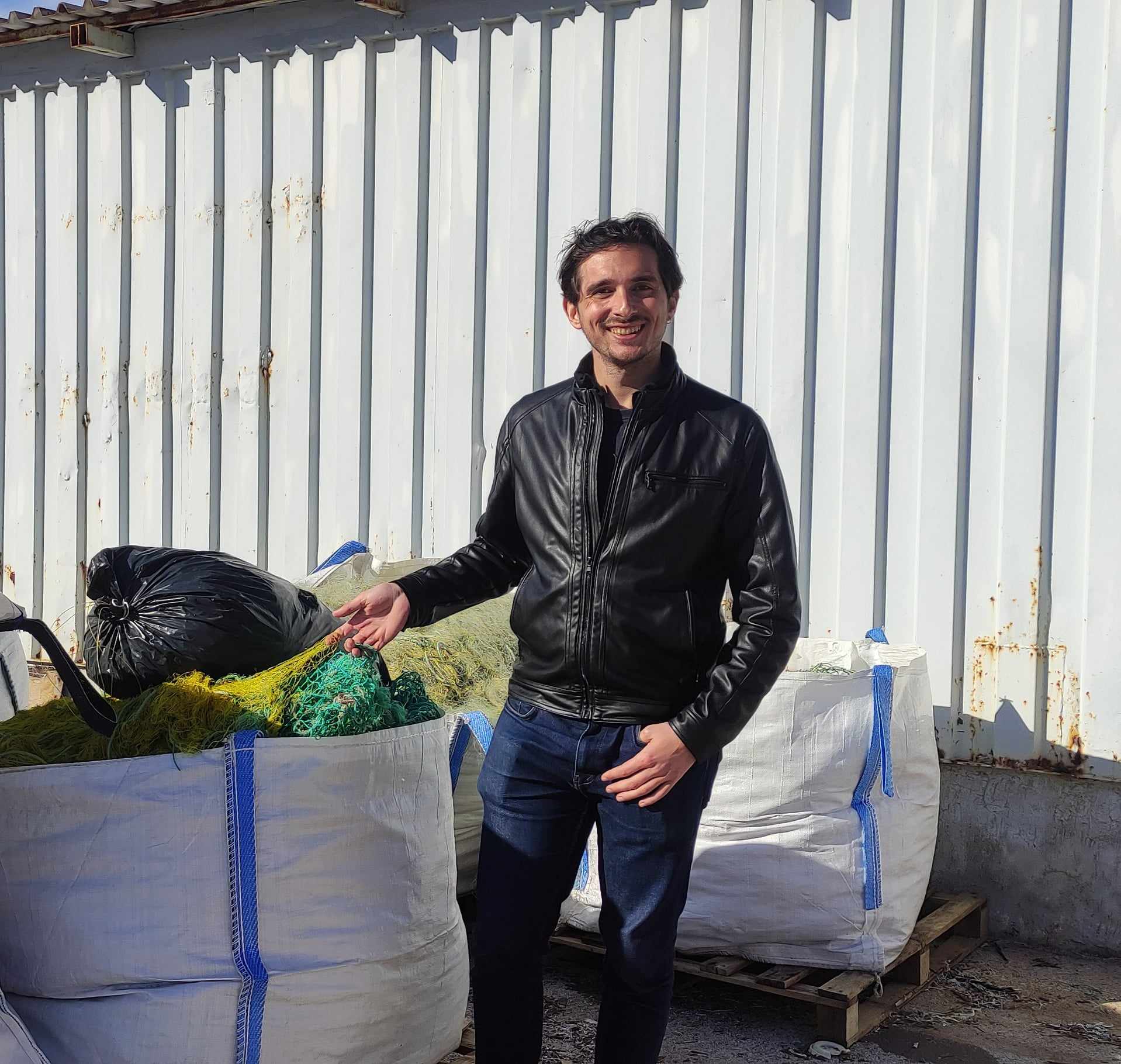 Κάλτσες, μαγιό και τραπέζια από σκουπίδια του ελληνικού βυθού-6