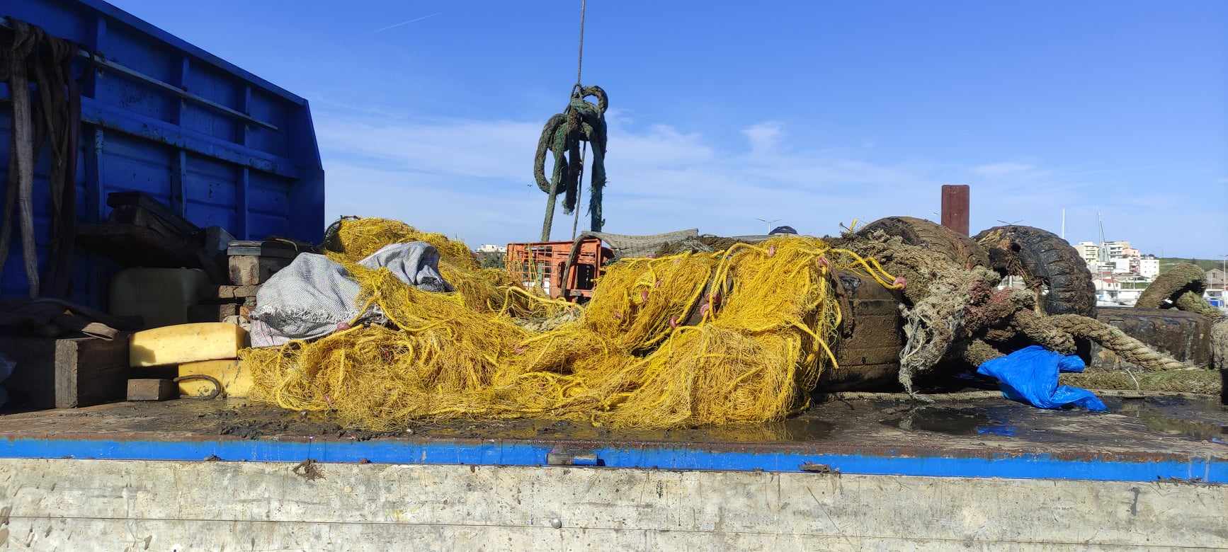 Κάλτσες, μαγιό και τραπέζια από σκουπίδια του ελληνικού βυθού-3