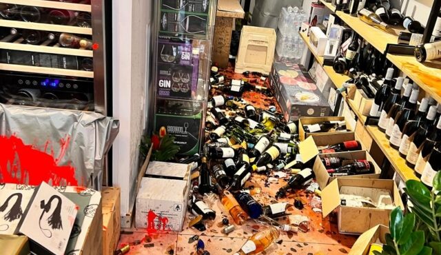 βανδάλισαν-το-κατάστημα-polyamorous-στα-εξάρχε-562878574