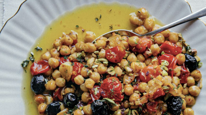 φουρνιστά-ρεβύθια-με-ντοματίνια-ελιέ-562879267