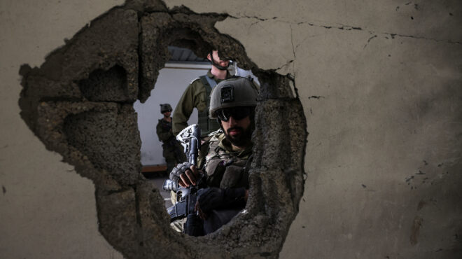 ζώντας-ανάμεσα-στους-νεκρούς-οικογέ-562868350