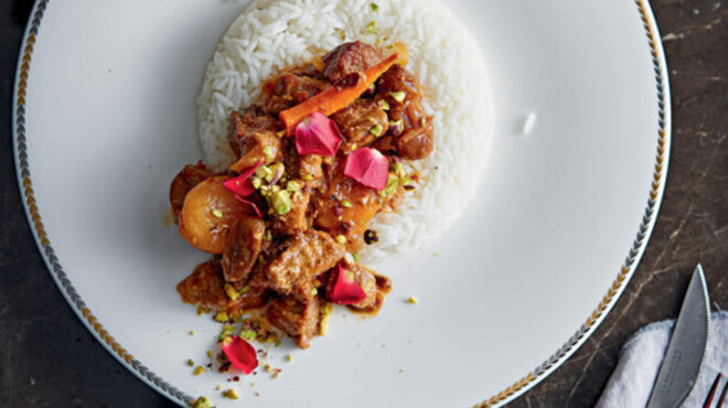 γλυκόξινο-περσικό-αρνί-με-πλούσια-σάλ-562878328