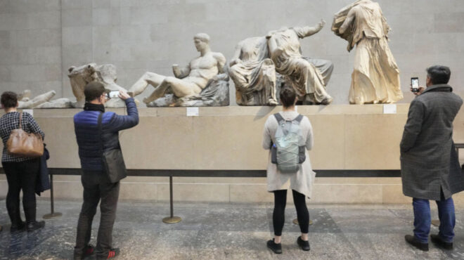 μενδώνη-για-επίδειξη-μόδας-στο-βρεταν-562890181