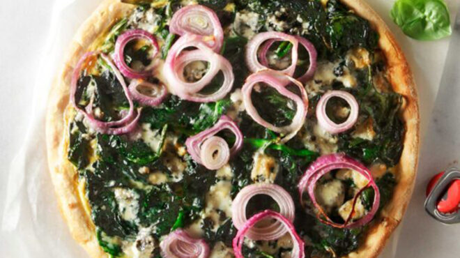 γρήγορη-πίτσα-με-σπανάκι-κρεμμύδι-και-562892509