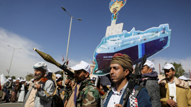 το-πλοίο-που-έπληξαν-οι-χούθι-κινδυνεύ-562890727