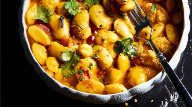 ινδική-φασολάδα-με-γίγαντες-καρύδα-κα-562884634