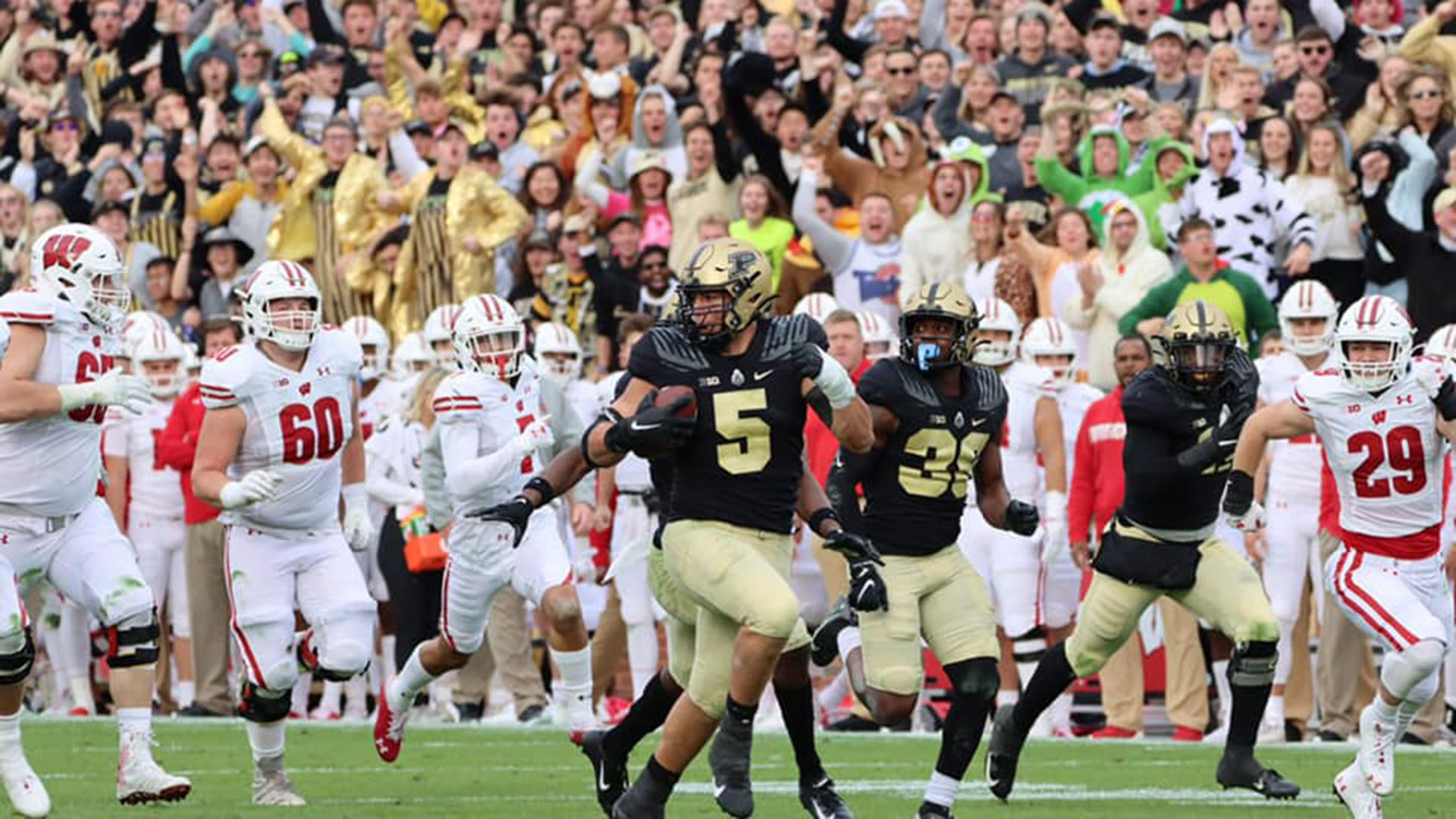 Γιώργος Καρλαύτης στην «Κ»: «Θέλω να φέρω στις γειτονιές της Αθήνας το American Football»-4