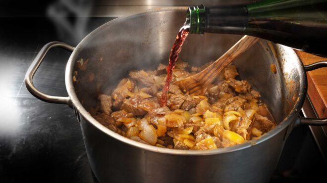 τι-κρασί-χρησιμοποιούμε-στο-μαγείρεμ-562908196