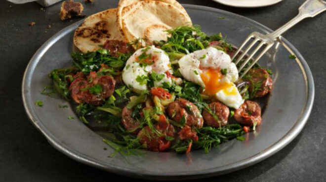 λουκάνικα-με-χόρτα-και-αυγά-ποσέ-562869046