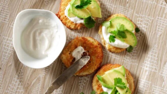 μικρές-τηγανίτες-με-γαλοτύρι-και-αβοκ-562901203