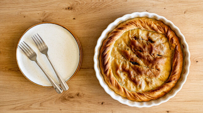 νεροκρεμμυδόπιτα-με-τυρί-πρέτζα-βήμα-562870540