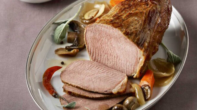 νουά-με-πουρέ-γλυκοπατάτας-και-σάλτσα-562866226