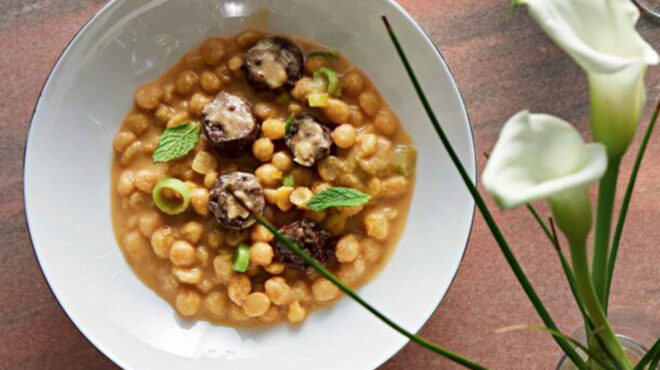 ρεβύθια-με-πράσο-δυόσμο-και-χωριάτικα-562908184