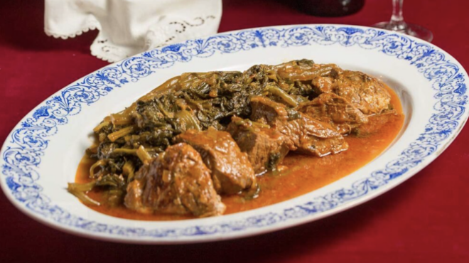 σελινάτο-χοιρινό-κοκκινιστό-562878511