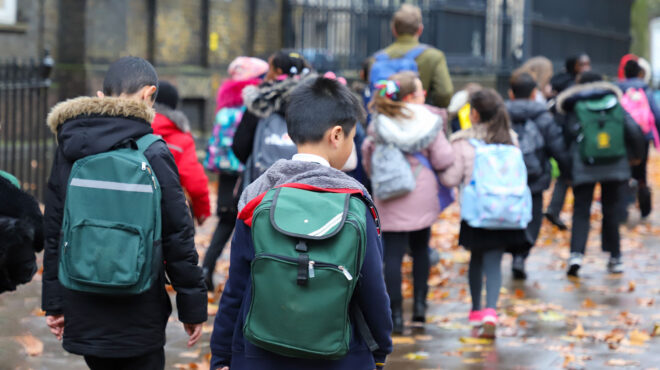 μικροί-μαθητές-χτίζουν-γέφυρες-με-την-562867432