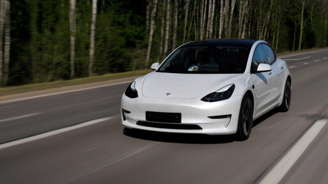 οδηγεί-σε-τροχαία-ο-αυτόματος-πιλότ-562881673