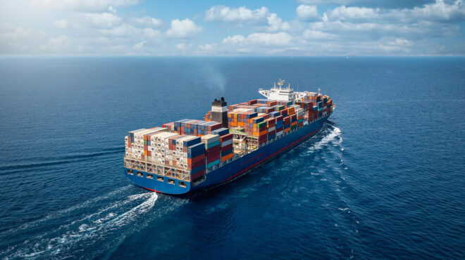 υεμένη-ελληνόκτητο-φορτηγό-πλοίο-στο-562868962