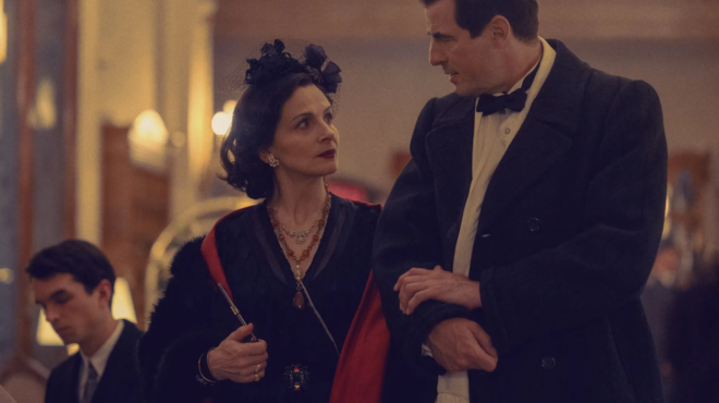 the-new-look-chanel-εναντίον-dior-με-φόντο-το-παρίσι-562890325