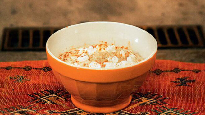 τραχανάς-με-γάλα-τυρί-και-πάπρικα-από-τ-562862398