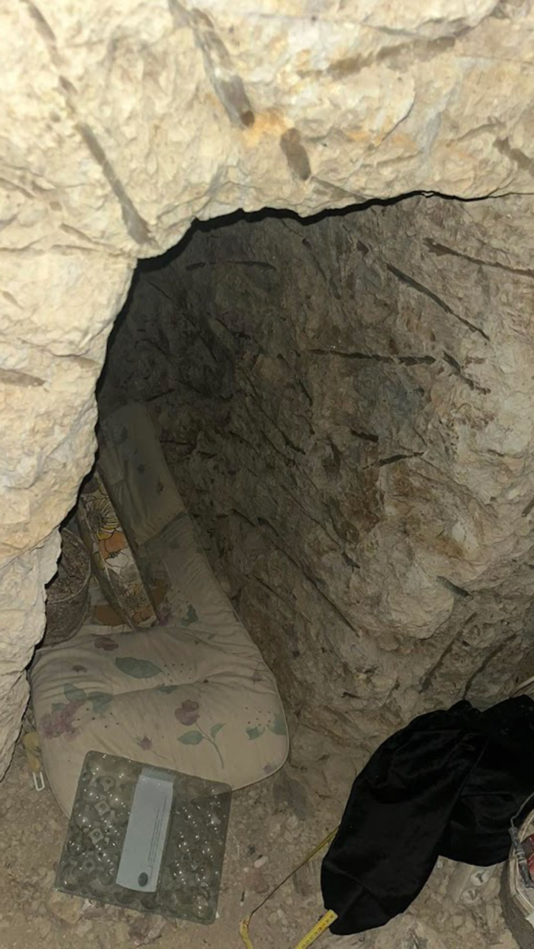 Οι «Αμις της Κορινθίας»: Ζουν σε λαγούμια και οπλοφορούν-1