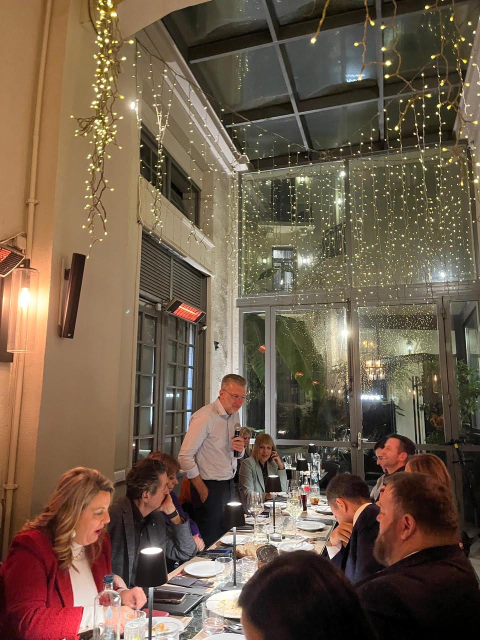 Οταν έκλεισαν τα φώτα της Βουλής Ν.Δ. και ΣΥΡΙΖΑ το γιόρτασαν-1