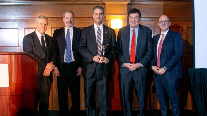 στον-τζον-σαρμπάνης-το-βραβείο-ηγέτη-562880968