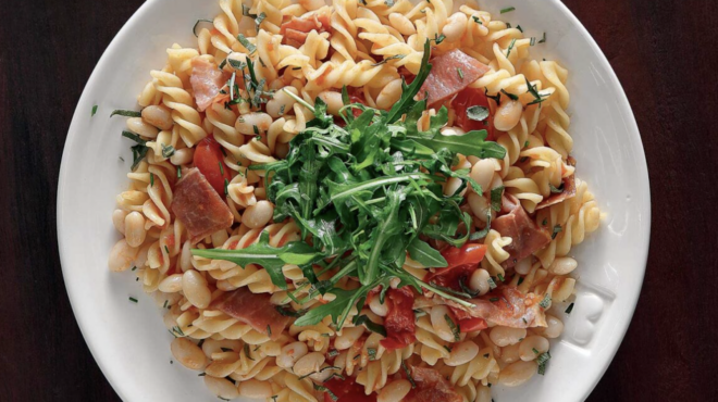 βίδες-με-προσούτο-φασόλια-και-ρόκα-562902997