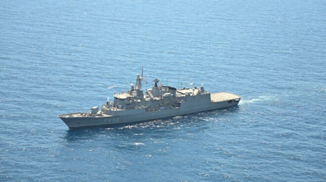 στο-λιμάνι-του-τζιμπουτί-για-ανεφοδια-562937872