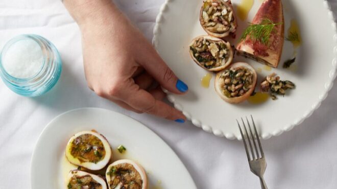 καλαμάρια-γεμιστά-με-βασιλομανίταρα-562938277