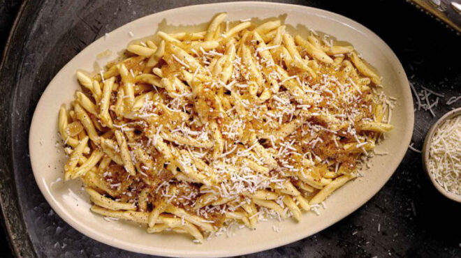 σιουφικτά-σε-σύβραση-με-κρεμμύδι-και-τ-562926799