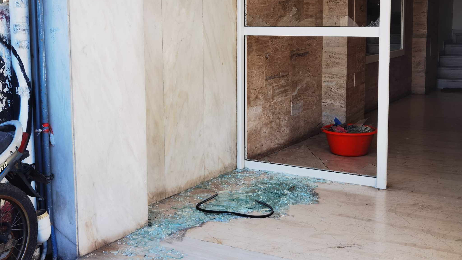 Πειραιάς: Βίντεο λίγα λεπτά μετά τη βομβιστική επίθεση σε πρατήριο καυσίμων-1