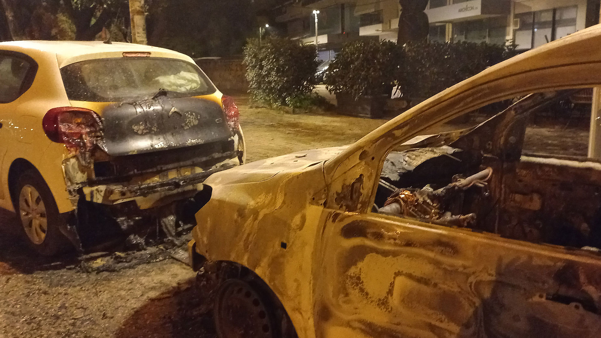 Εκαψαν αυτοκίνητα έξω από την Πανεπιστημιούπολη-6