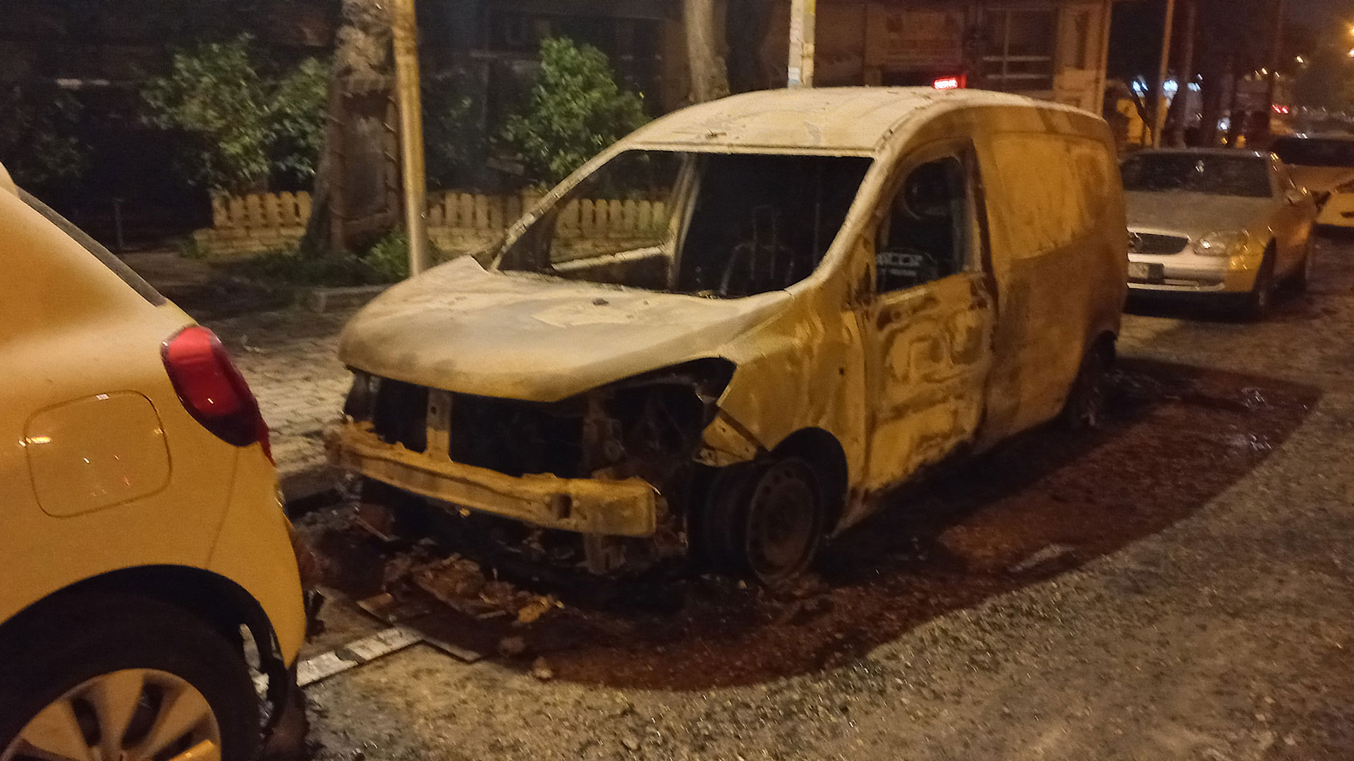 Εκαψαν αυτοκίνητα έξω από την Πανεπιστημιούπολη-5