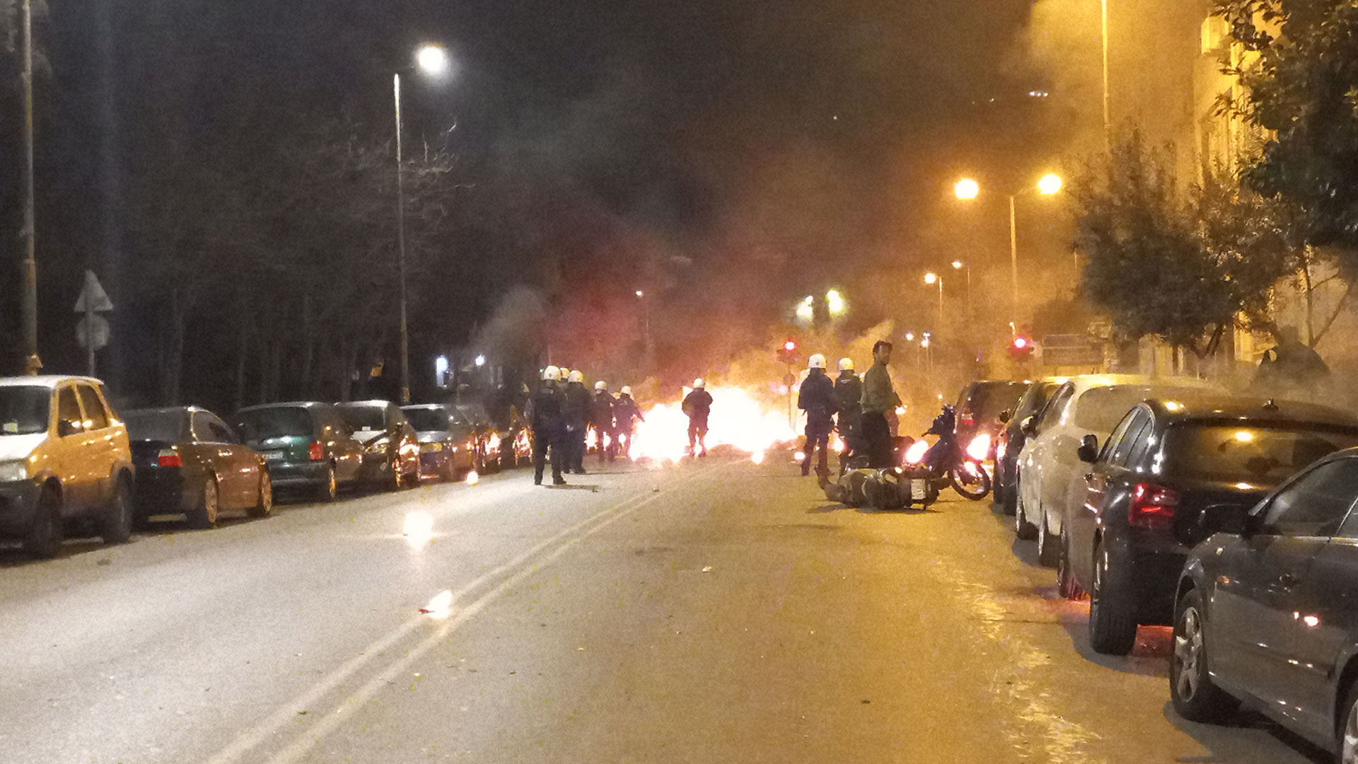 Εκαψαν αυτοκίνητα έξω από την Πανεπιστημιούπολη-4