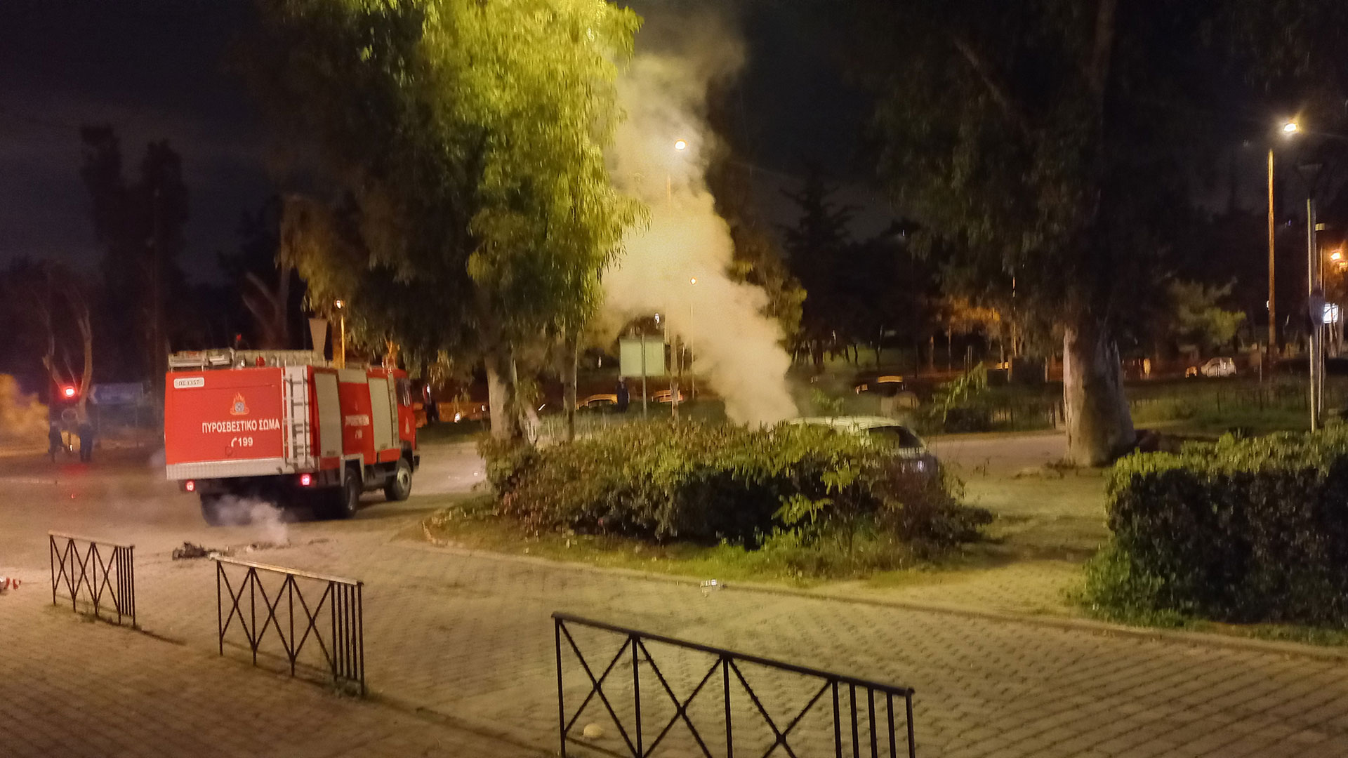 Εκαψαν αυτοκίνητα έξω από την Πανεπιστημιούπολη-2